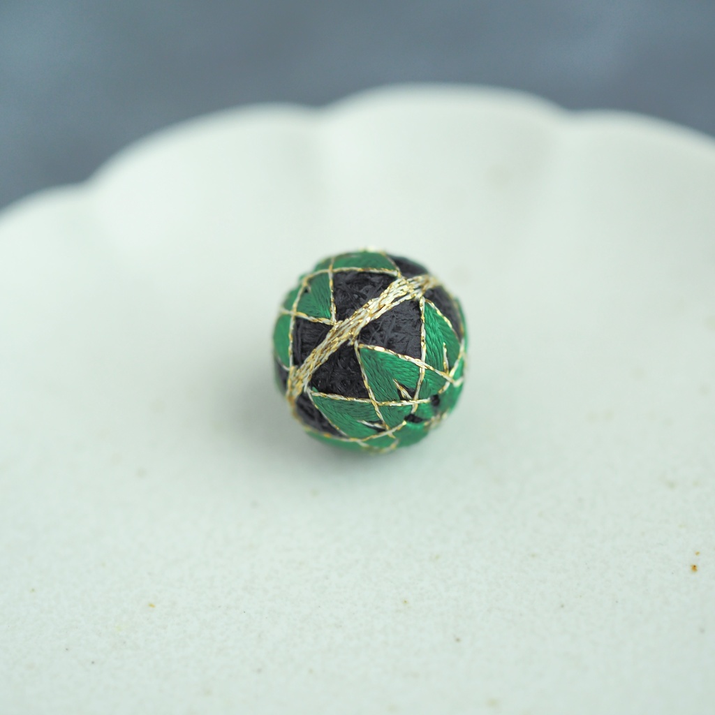 【パーツ(金具)が選べる】一粒手まり - 黒 × 柚葉色 -