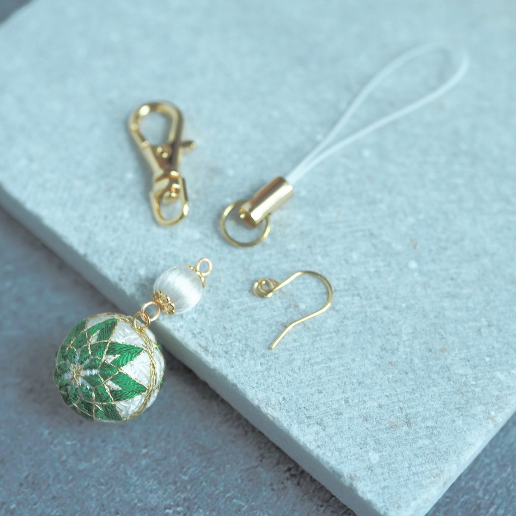 【パーツ(金具)が選べる】一粒手まり - 白 × 柚葉色 -