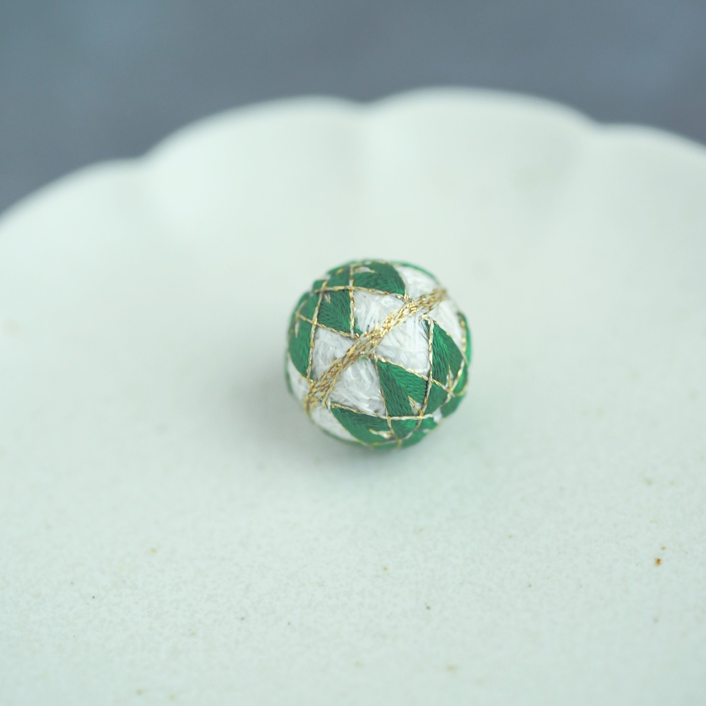 【パーツ(金具)が選べる】一粒手まり - 白 × 柚葉色 -