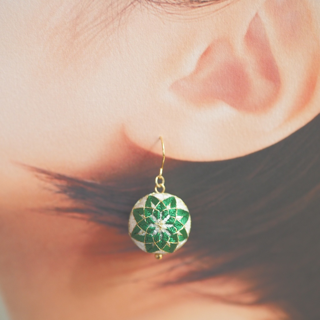 【パーツ(金具)が選べる】一粒手まり - 白 × 柚葉色 -