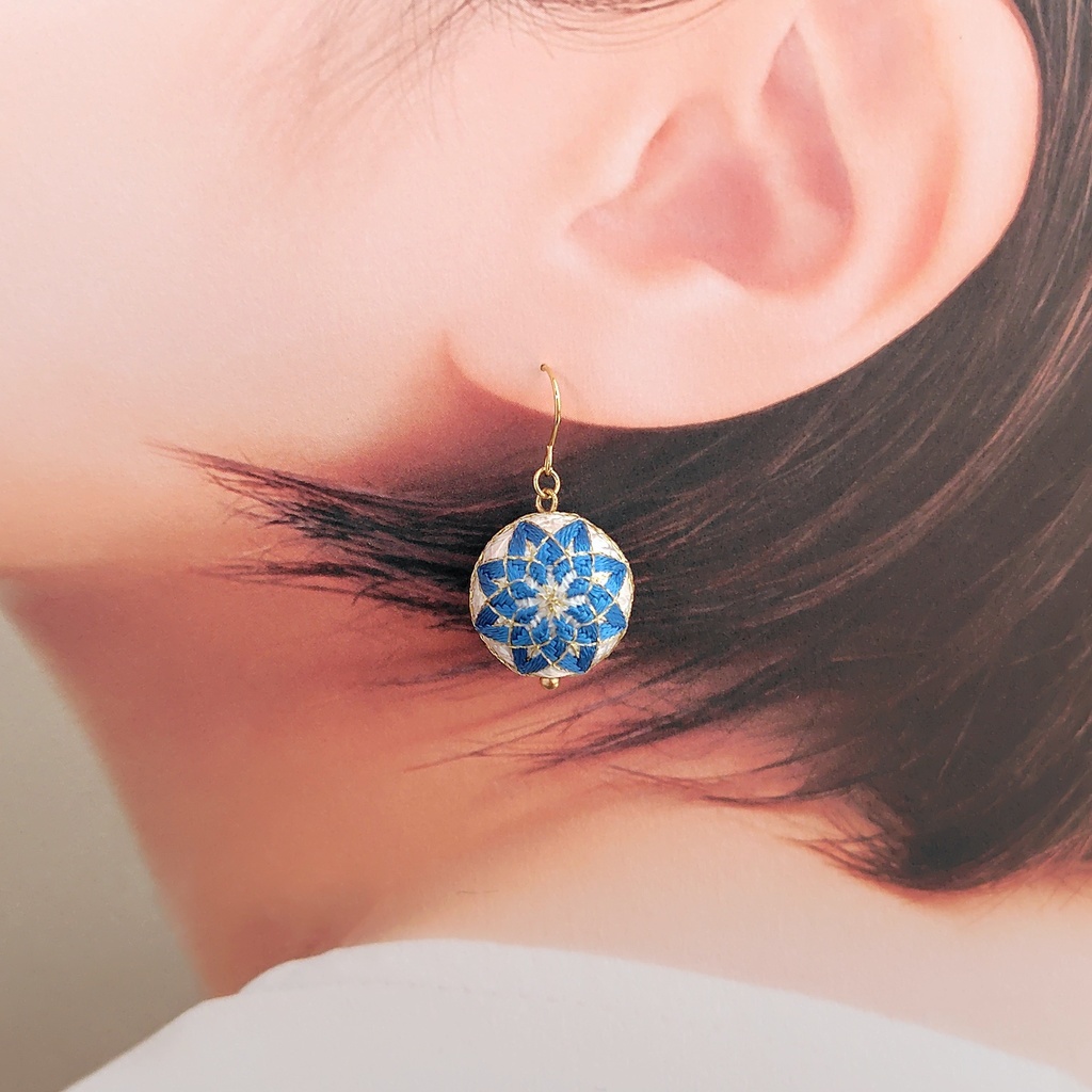 【パーツ(金具)が選べる】一粒手まり - 白 × 呉須色 -