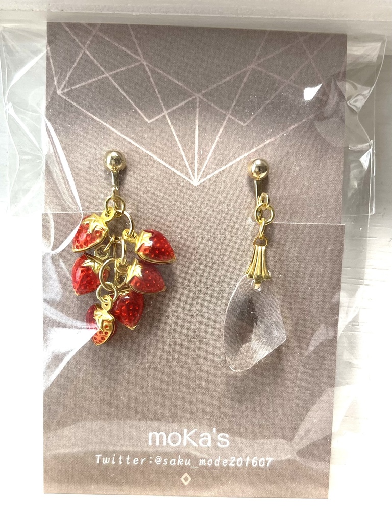 ６つの苺とストーンのアシメイヤリング