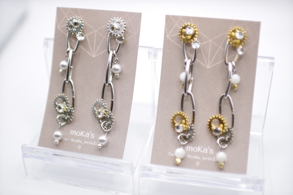 揺れる歯車のピアス