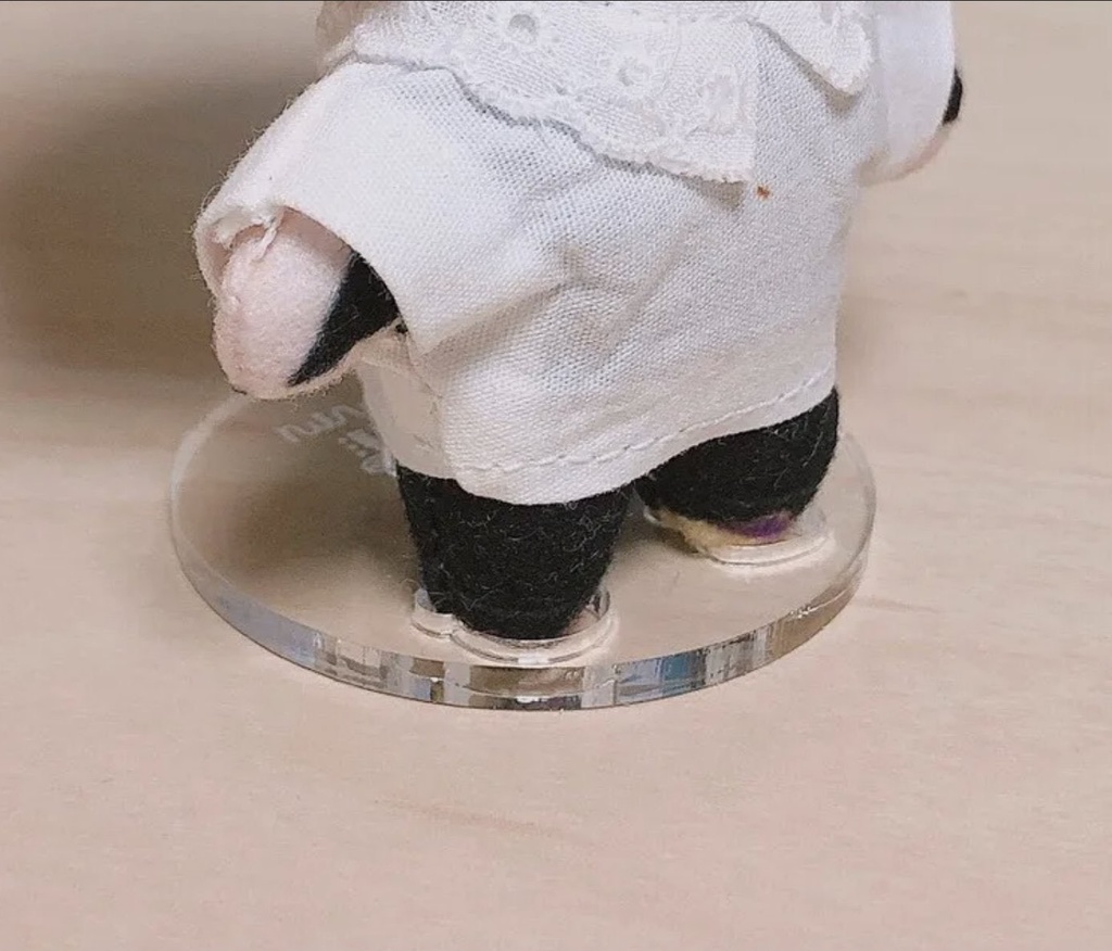 ぬいちゃんが立つアクリルスタンド
