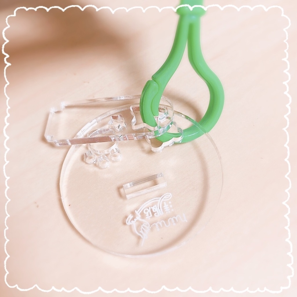 ぬいちゃんが立つアクリルスタンド