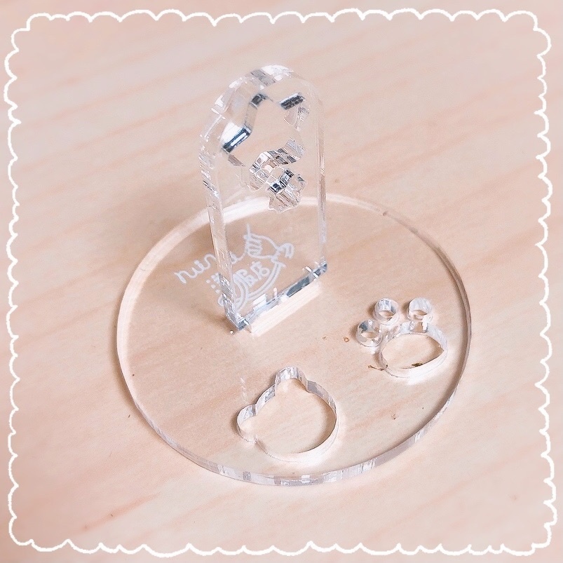 ぬいちゃんが立つアクリルスタンド