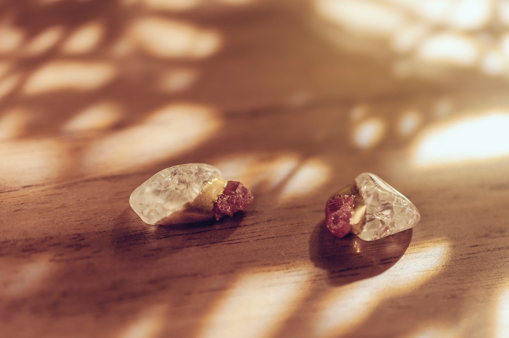 天然石の金継ぎイヤリング/ピアス[10:ルビー×クラッククォーツ]