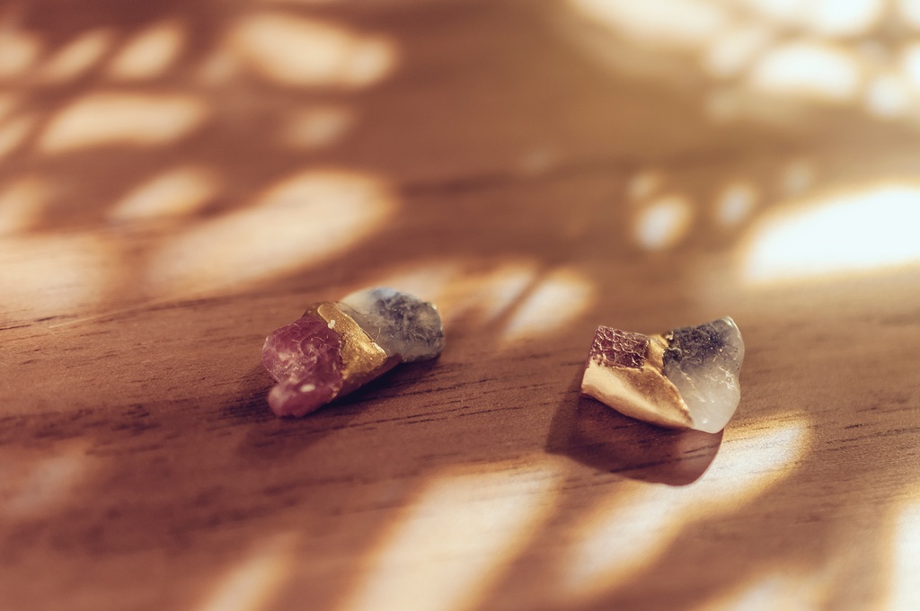 天然石の金継ぎイヤリング/ピアス[9:ルビー×デュモルチェライトインクォーツ]