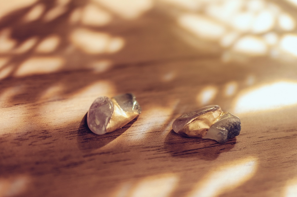 天然石の金継ぎイヤリング/ピアス[3:ライトカラーアメジスト×デュモルチェライトインクォーツ]