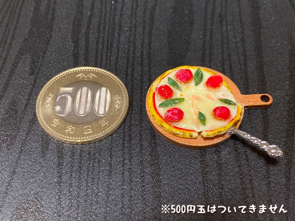 ミニチュアフード チーズがのびてるピザ