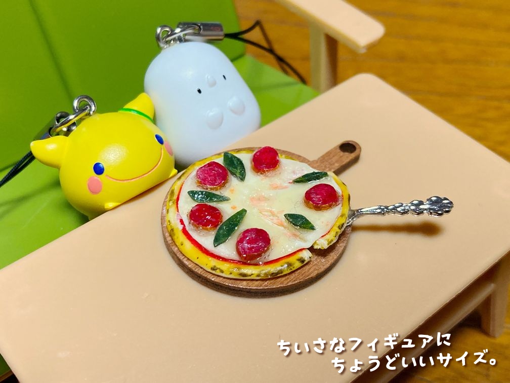 ミニチュアフード チーズがのびてるピザ