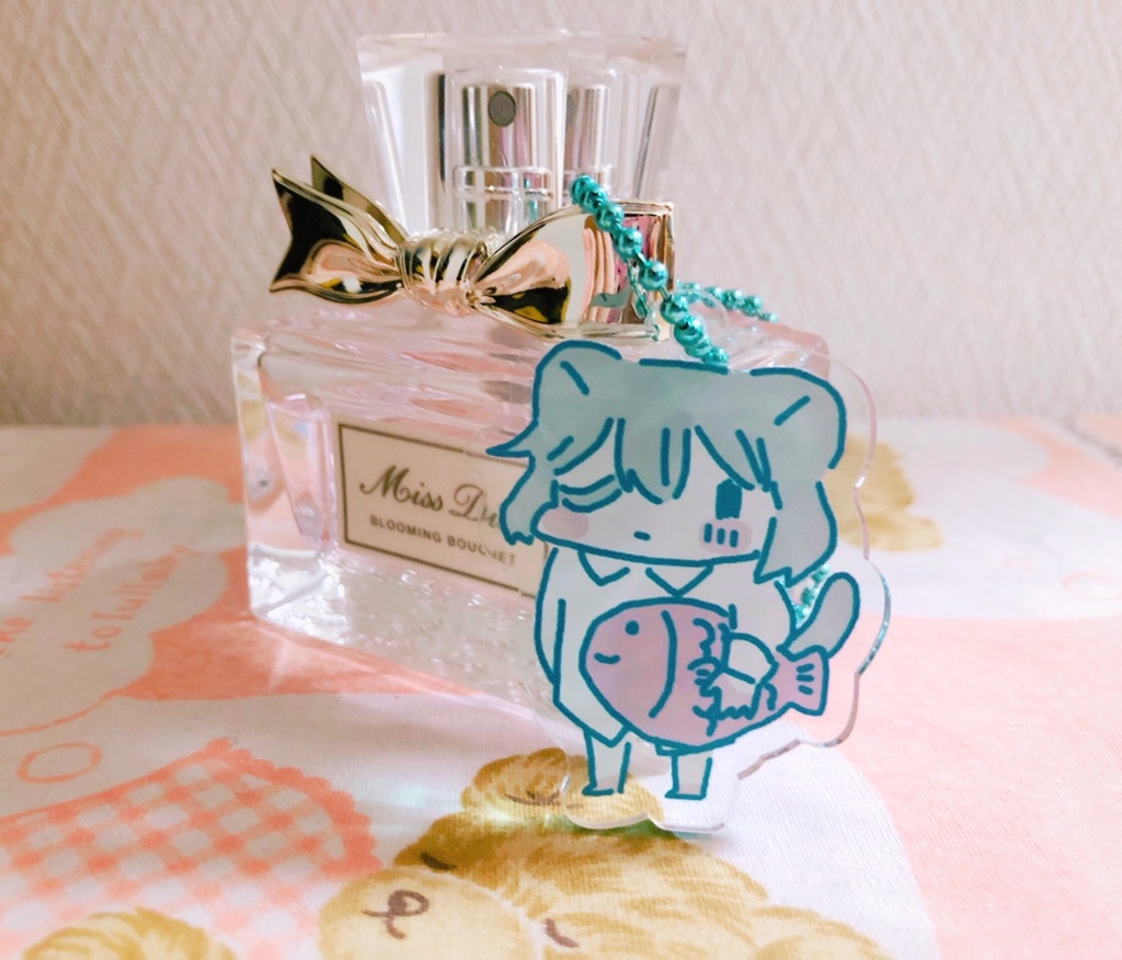 怪魚を抱えるねこさくちゃんアクキー