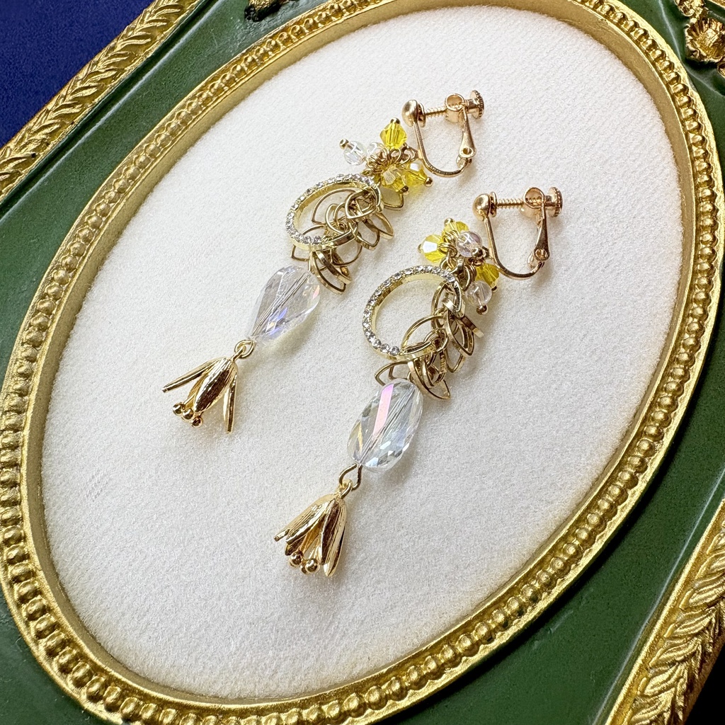 【創作アクセ】光を摘む花(イヤリング)
