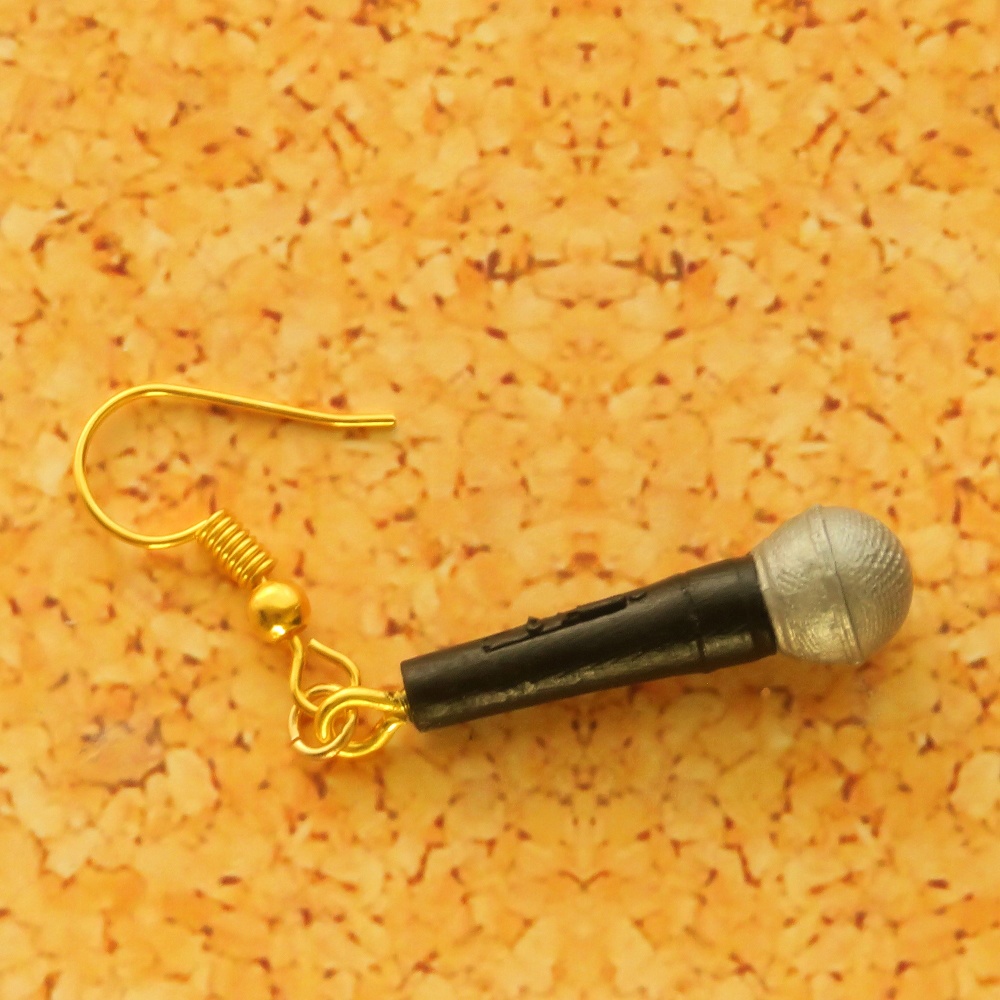 ハンドマイクのピアス