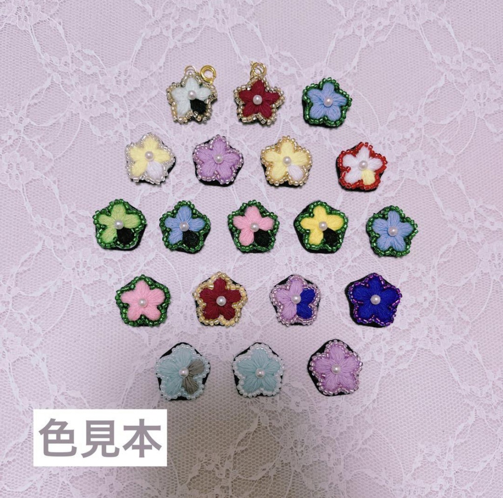 お花の刺繍チャーム