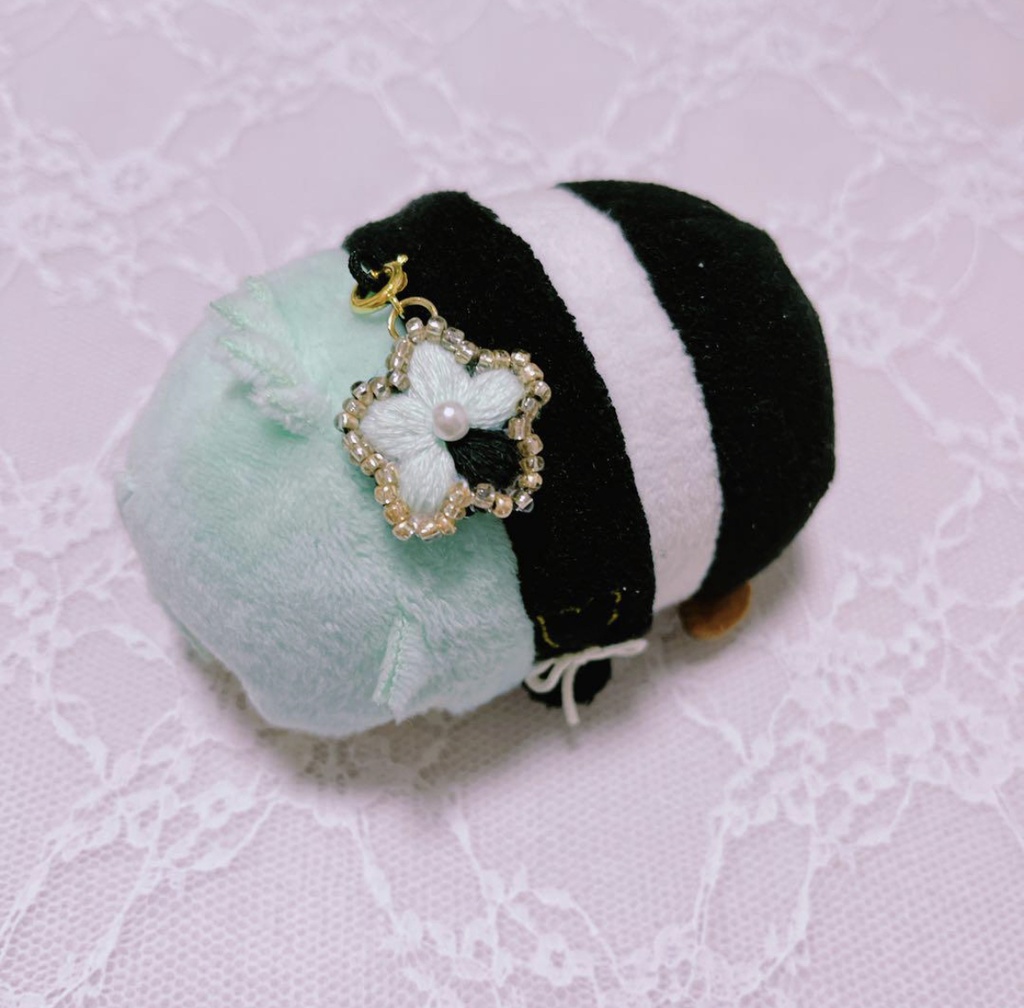 お花の刺繍チャーム