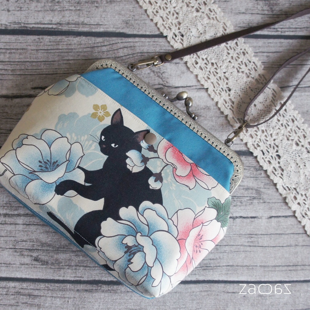 《送料無料》がま口ショルダーバッグ*黒猫と牡丹