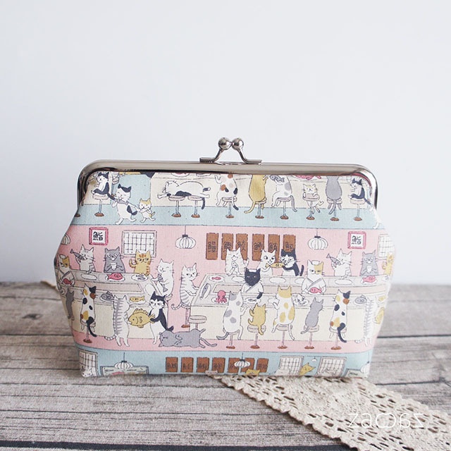 《送料無料》通帳がま口ポーチ*猫と回転するお店