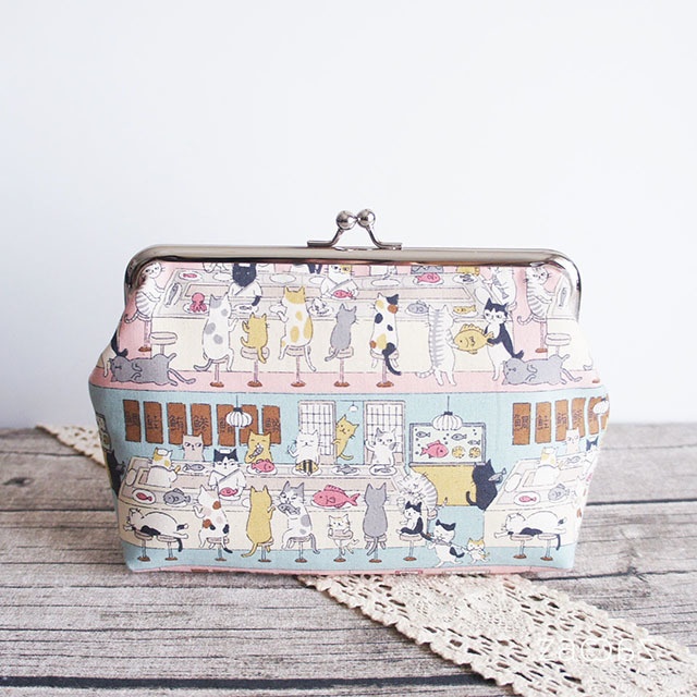 《送料無料》通帳がま口ポーチ*猫と回転するお店