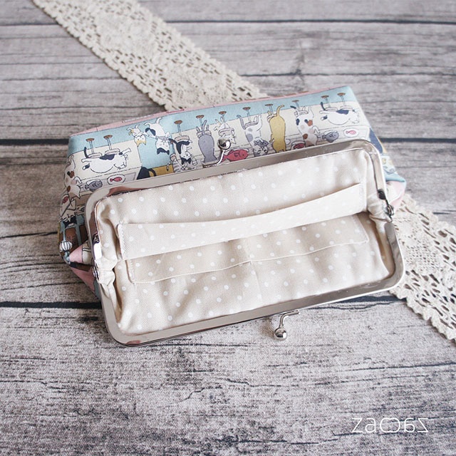 《送料無料》通帳がま口ポーチ*猫と回転するお店