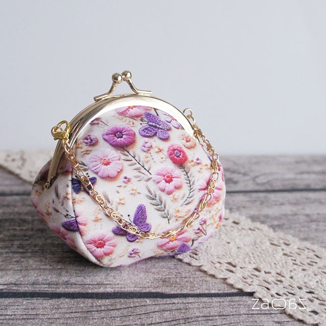 《送料無料》バッグチェーンがま口*立体刺繡風*花畑蝶々