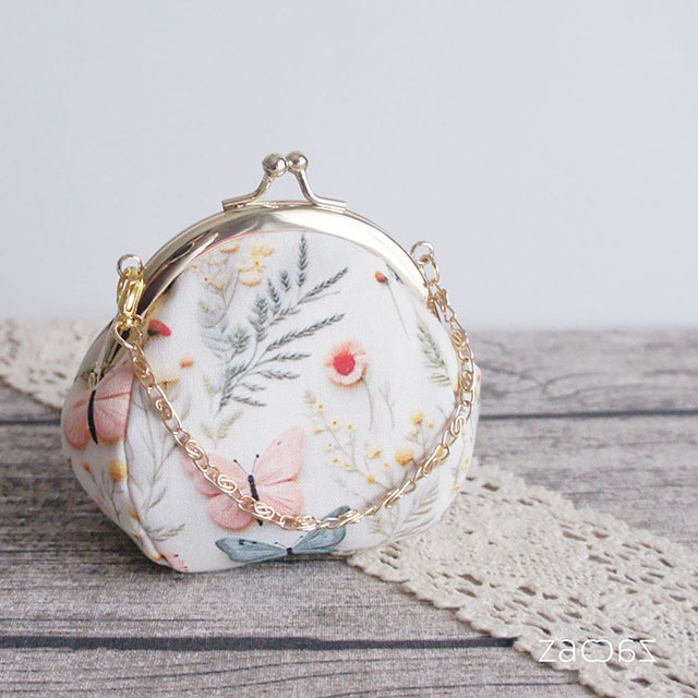 《送料無料》バッグチェーンがま口*立体刺繡風*蝶と野草