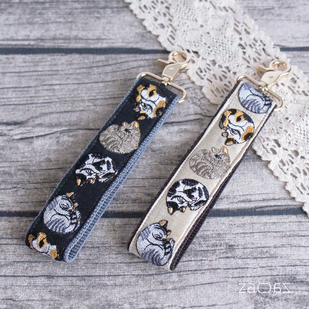 《送料無料》ハンドストラップ*3.2cm幅*猫インド刺繍
