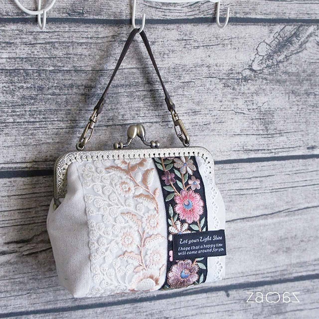 《送料無料》手提げがま口ポーチ*インド刺繍リボン*ホワイト