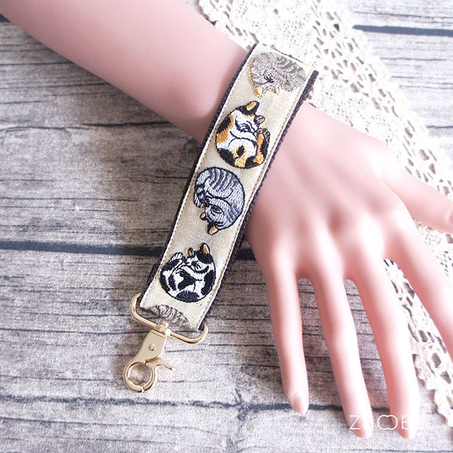 《送料無料》ハンドストラップ*3.2cm幅*インド刺繍猫だんご