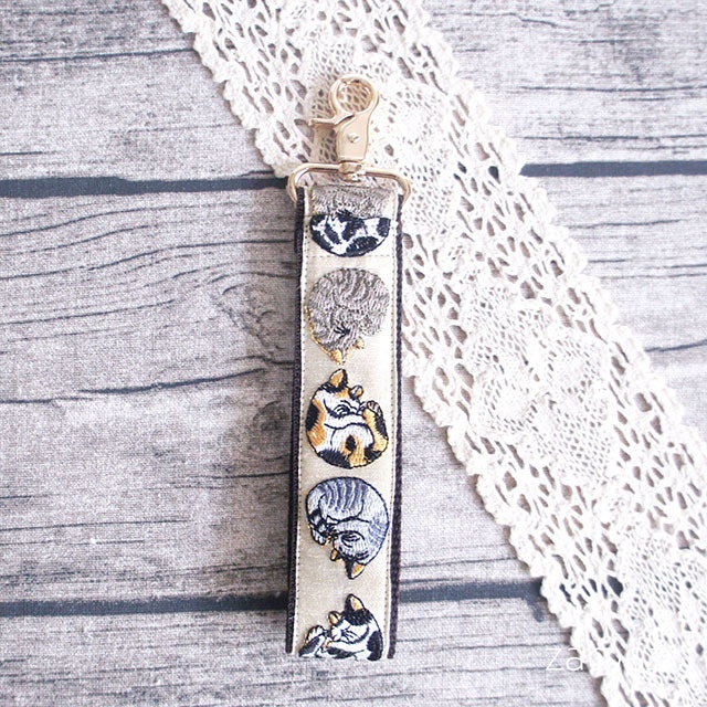 《送料無料》ハンドストラップ*3.2cm幅*インド刺繍猫だんご