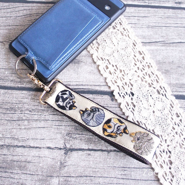 《送料無料》ハンドストラップ*3.2cm幅*インド刺繍猫だんご