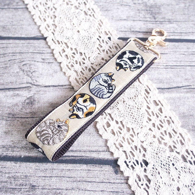 《送料無料》ハンドストラップ*3.2cm幅*インド刺繍猫だんご