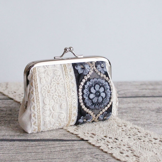 《送料無料》ミニがま口ポーチ*インド刺繡リボン*ネイビー