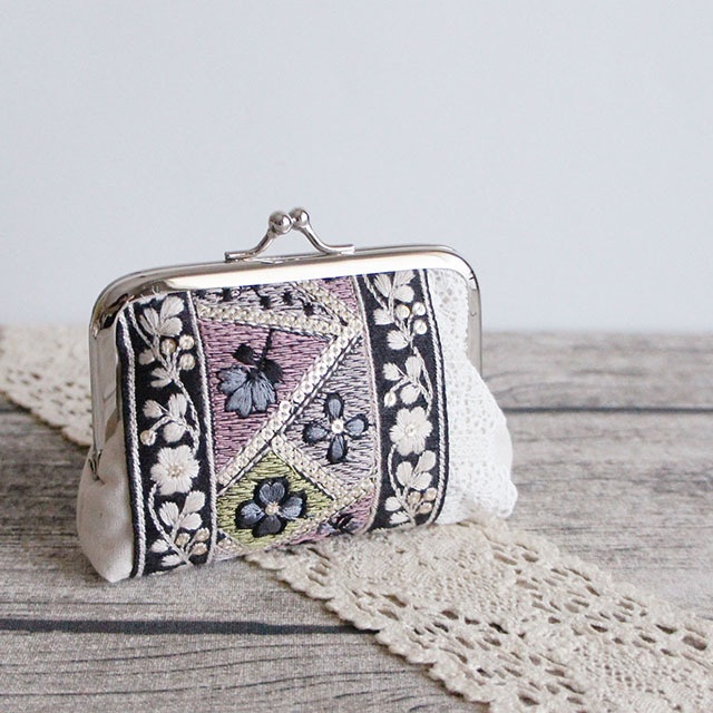 《送料無料》ミニがま口ポーチ*インド刺繡リボン*ブラック