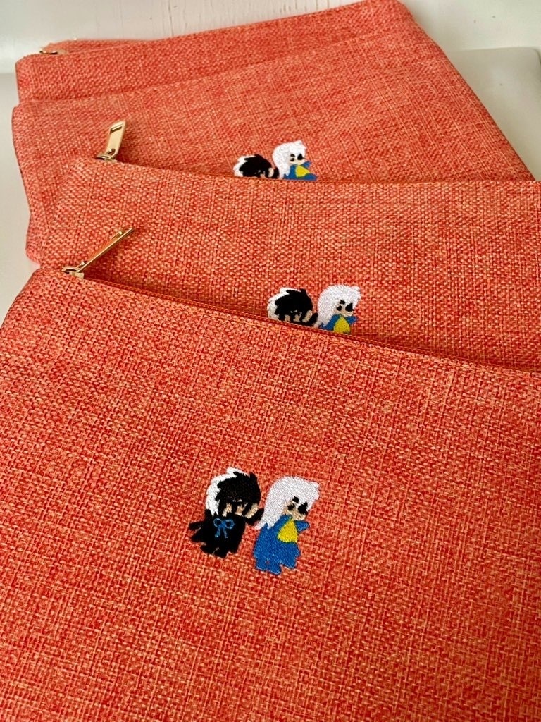 小さなふた黒  刺繡ポーチ
