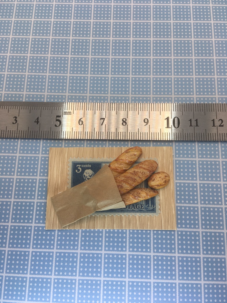 固いパン(バケット)