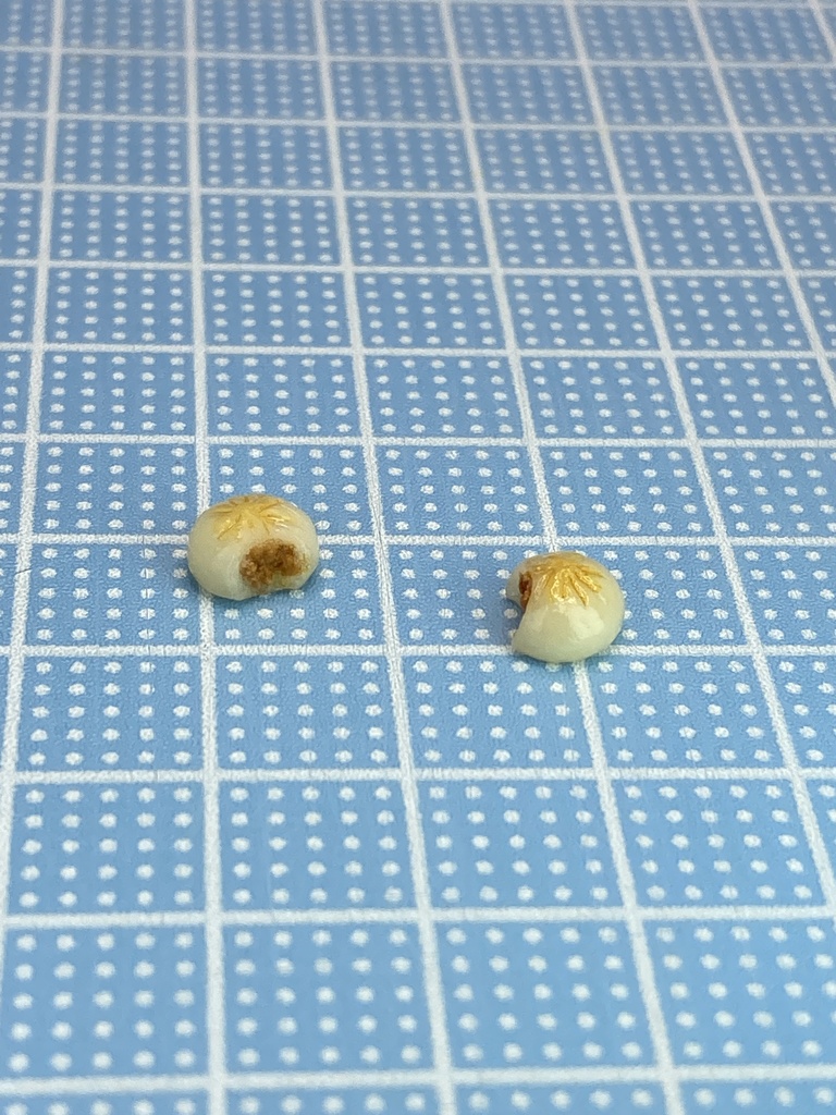 肉まん（食べかけ）