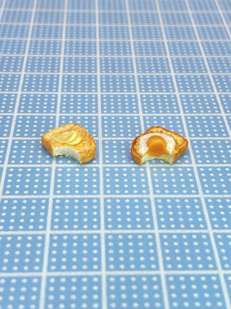 目玉焼きトースト&バタートースト(食べかけ)