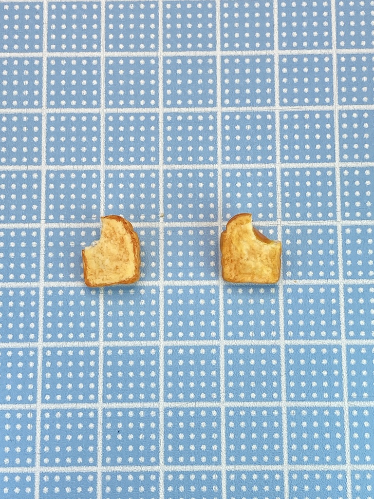 目玉焼きトースト&バタートースト(食べかけ)