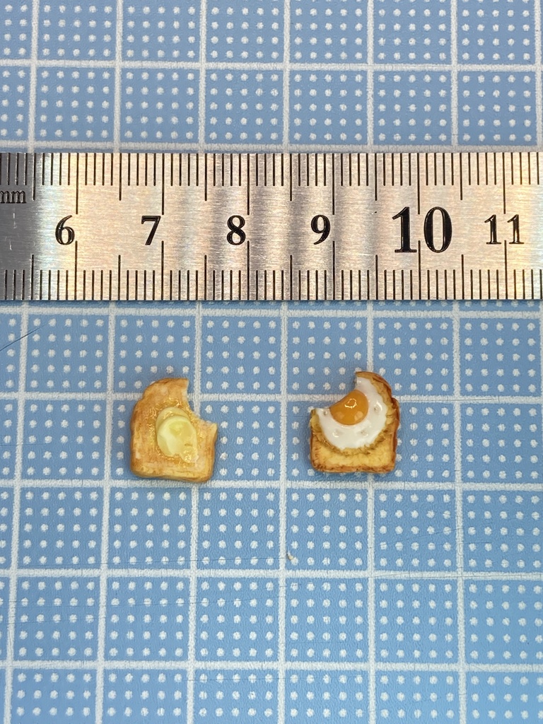 目玉焼きトースト&バタートースト(食べかけ)