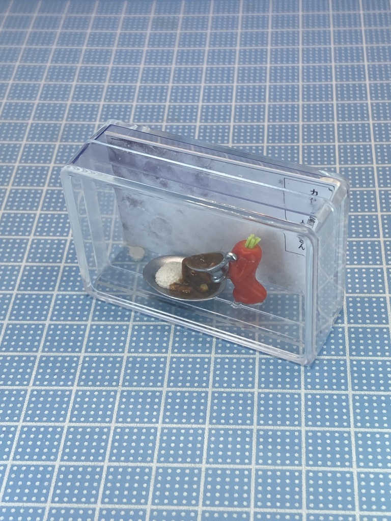 カレーを注ぐ人参さん