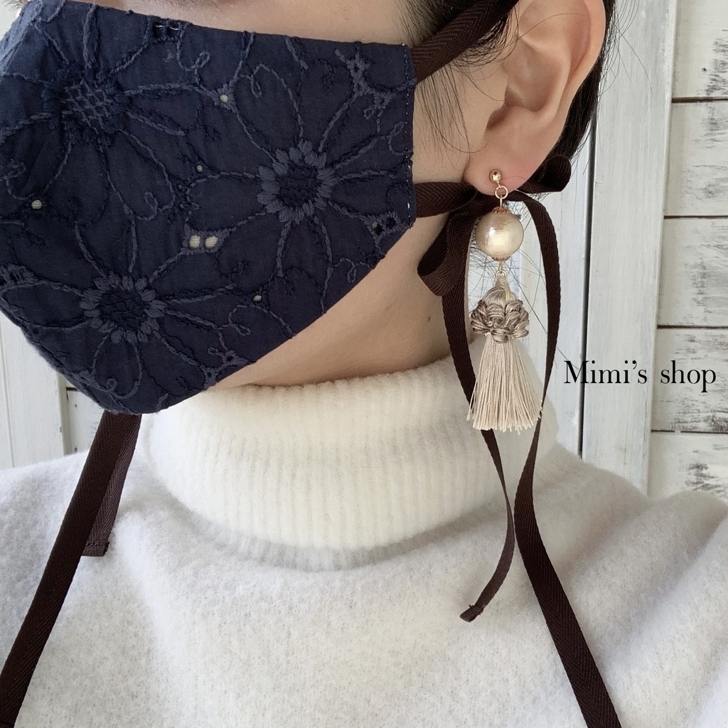 グレージュタッセル×大粒コットンパール ピアス イヤリング チタンポスト 大ぶり ロング ゴールド