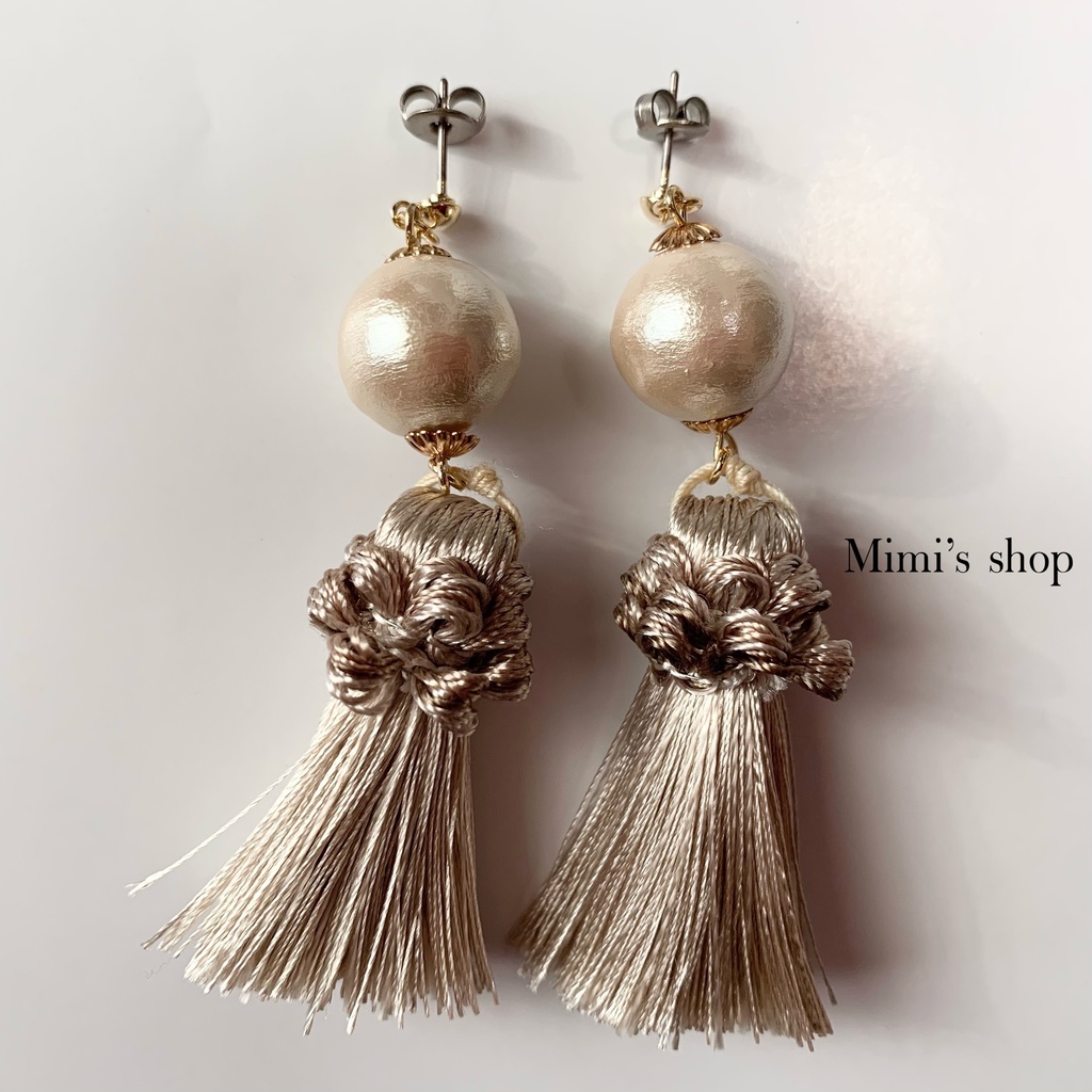 グレージュタッセル×大粒コットンパール ピアス イヤリング チタンポスト 大ぶり ロング ゴールド