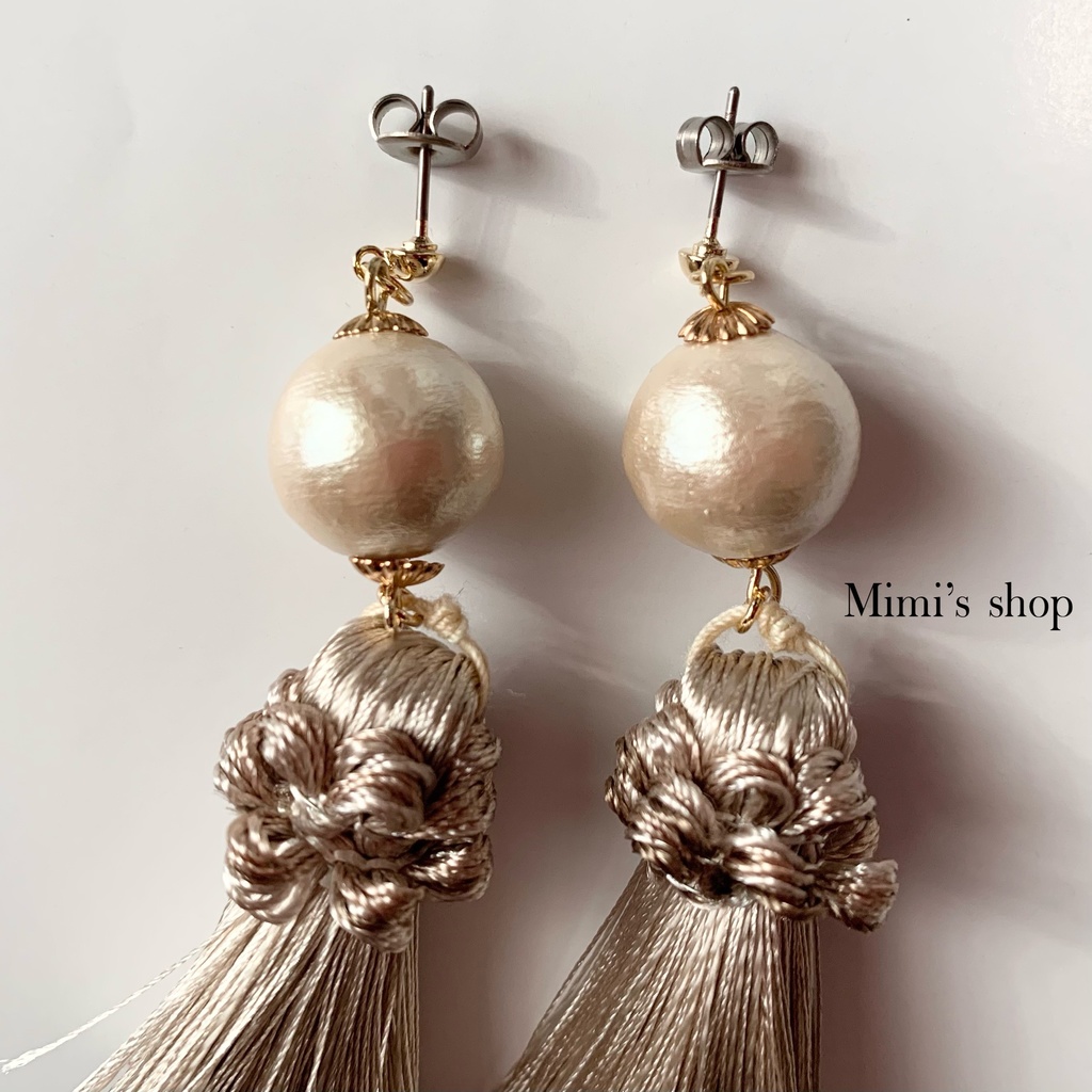 グレージュタッセル×大粒コットンパール ピアス イヤリング チタンポスト 大ぶり ロング ゴールド