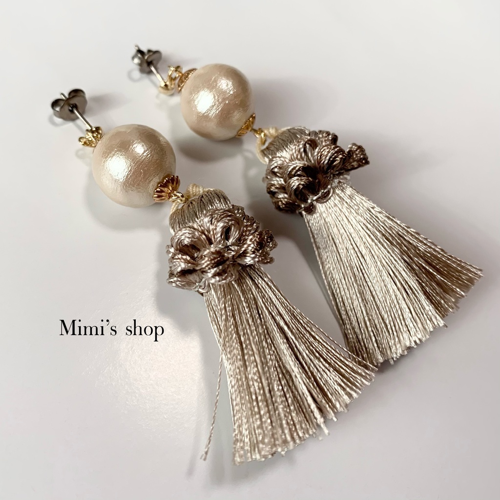 グレージュタッセル×大粒コットンパール ピアス イヤリング チタンポスト 大ぶり ロング ゴールド