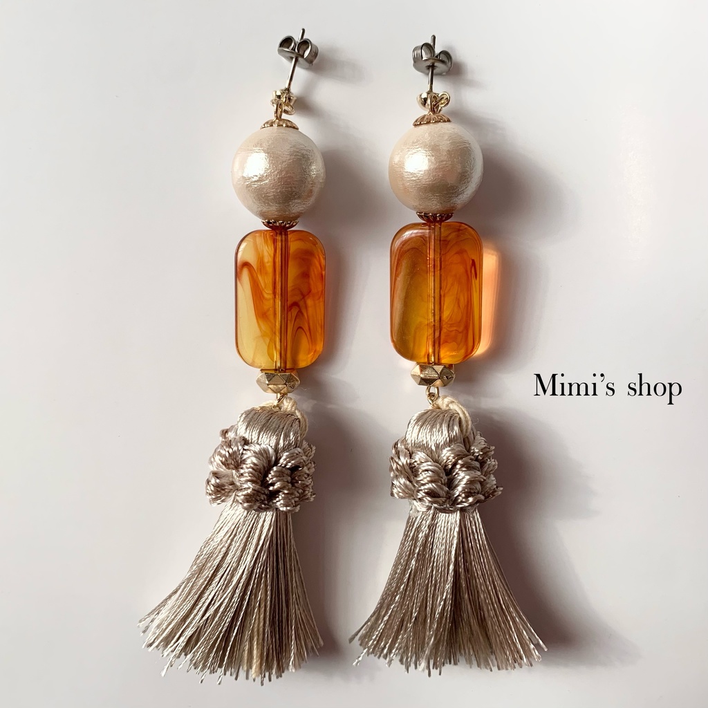 グレージュタッセル×大粒コットンパール×べっ甲ビーズ ピアス イヤリング チタンポスト 大ぶり ロング ハチミツ色