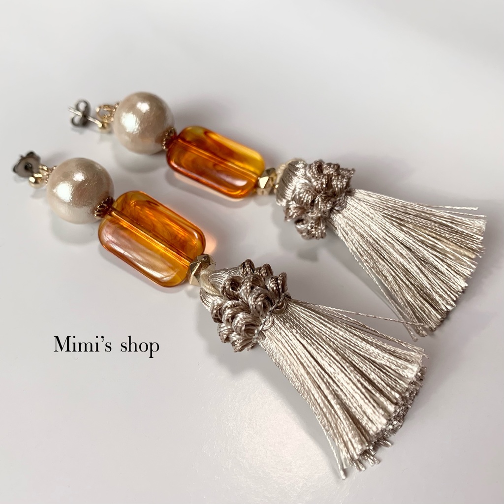 グレージュタッセル×大粒コットンパール×べっ甲ビーズ ピアス イヤリング チタンポスト 大ぶり ロング ハチミツ色