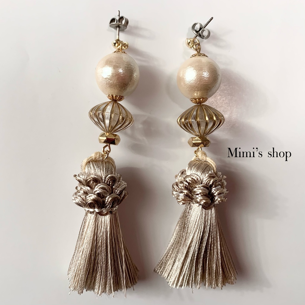 グレージュタッセル×大粒コットンパール×そろばんビーズ ピアス イヤリング チタンポスト 大ぶり ロング クリア