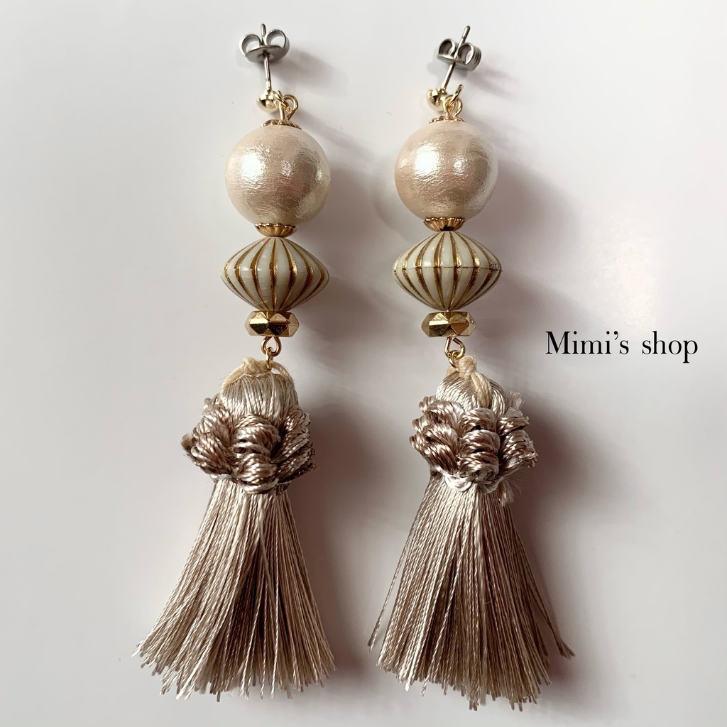 グレージュタッセル×大粒コットンパール×そろばんビーズ ピアス イヤリング チタンポスト 大ぶり ロング アイボリー