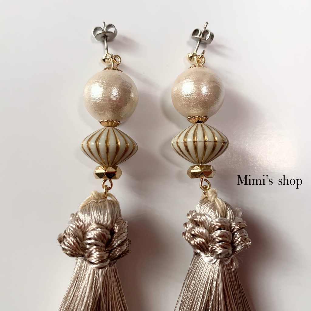 グレージュタッセル×大粒コットンパール×そろばんビーズ ピアス イヤリング チタンポスト 大ぶり ロング アイボリー